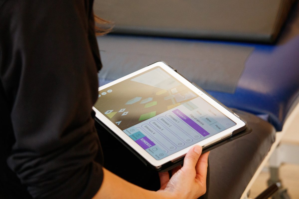 Sesión de fisioterapia neurológica en irneuro Madrid