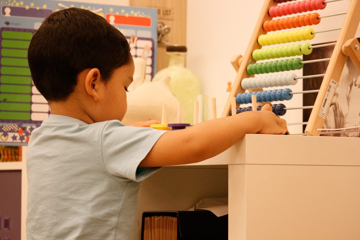 Niño en sesión de neurodesarrollo en irneuro Madrid